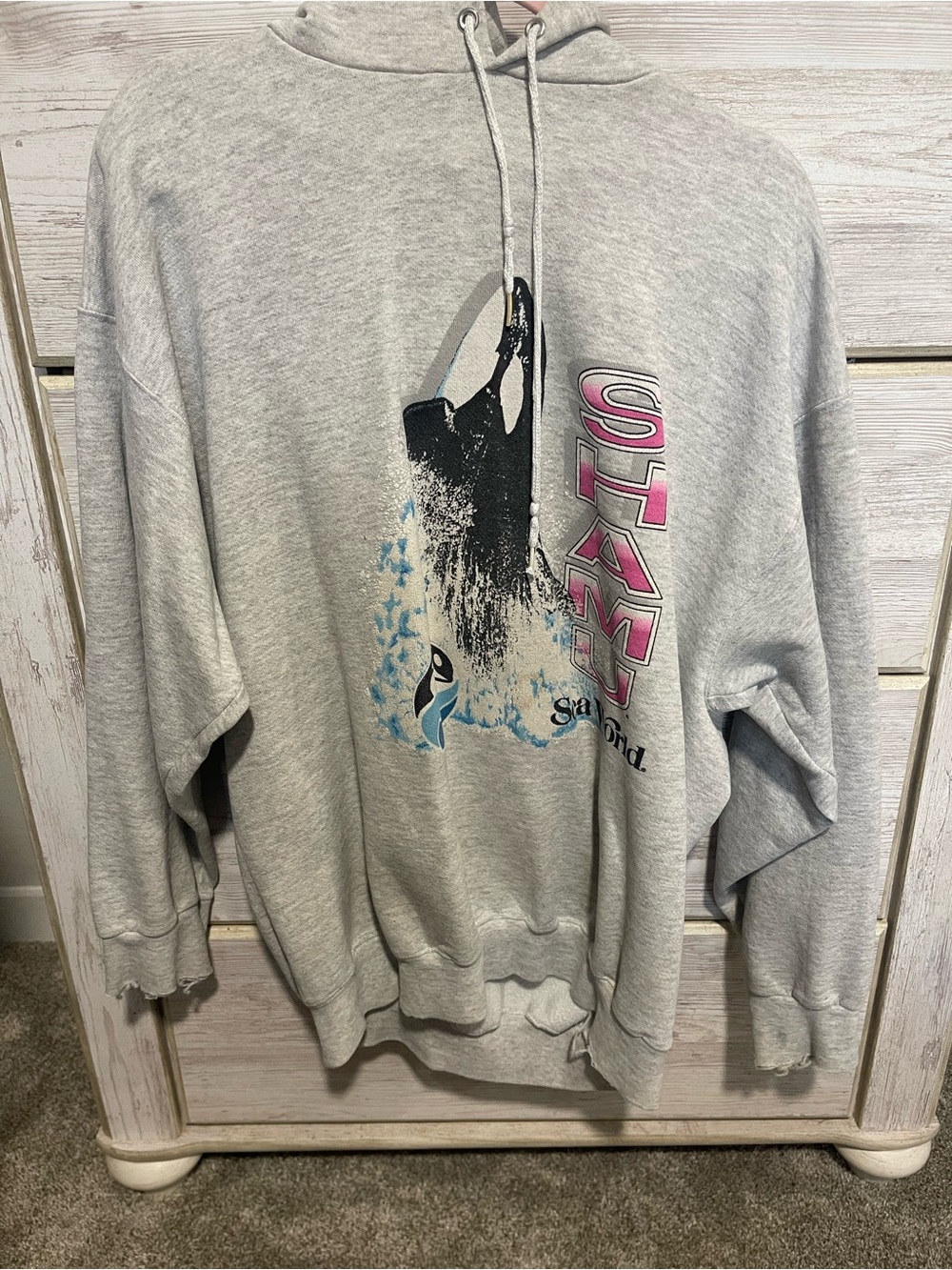 Vintage seaworld shamu sweatshirt (damage on cuffs of sleeves small stain logo)